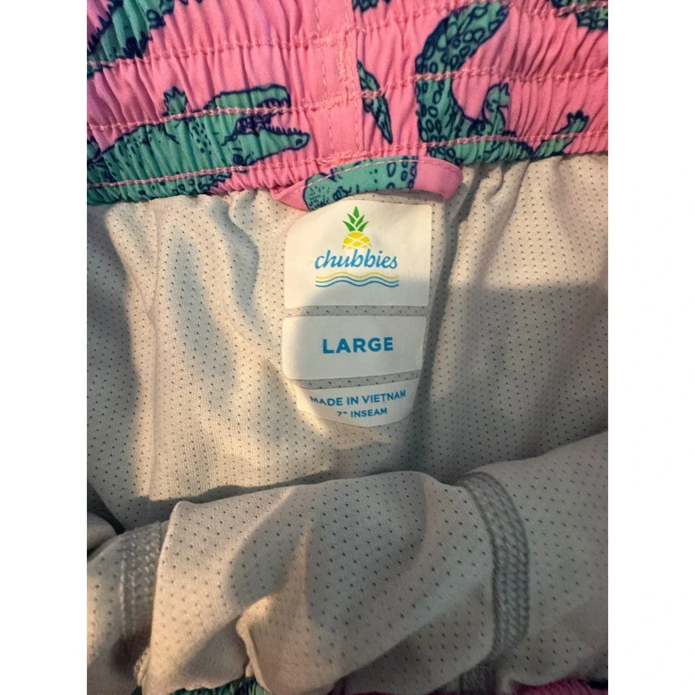 Chubbies Mens Pink Alligator Print Swim Trunks Mesh Lined 7 Inch Inseam Large